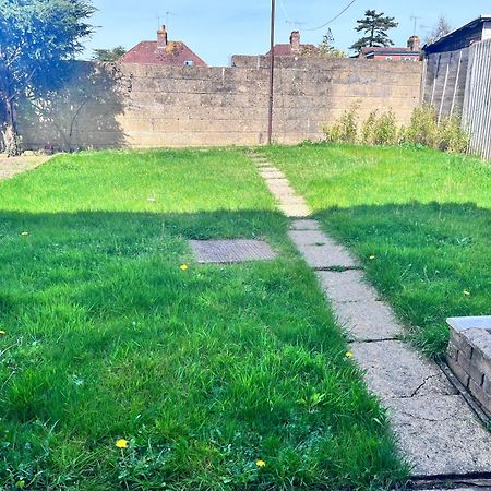 Lush House Close To Ashford Town Centre With Driveway Екстериор снимка