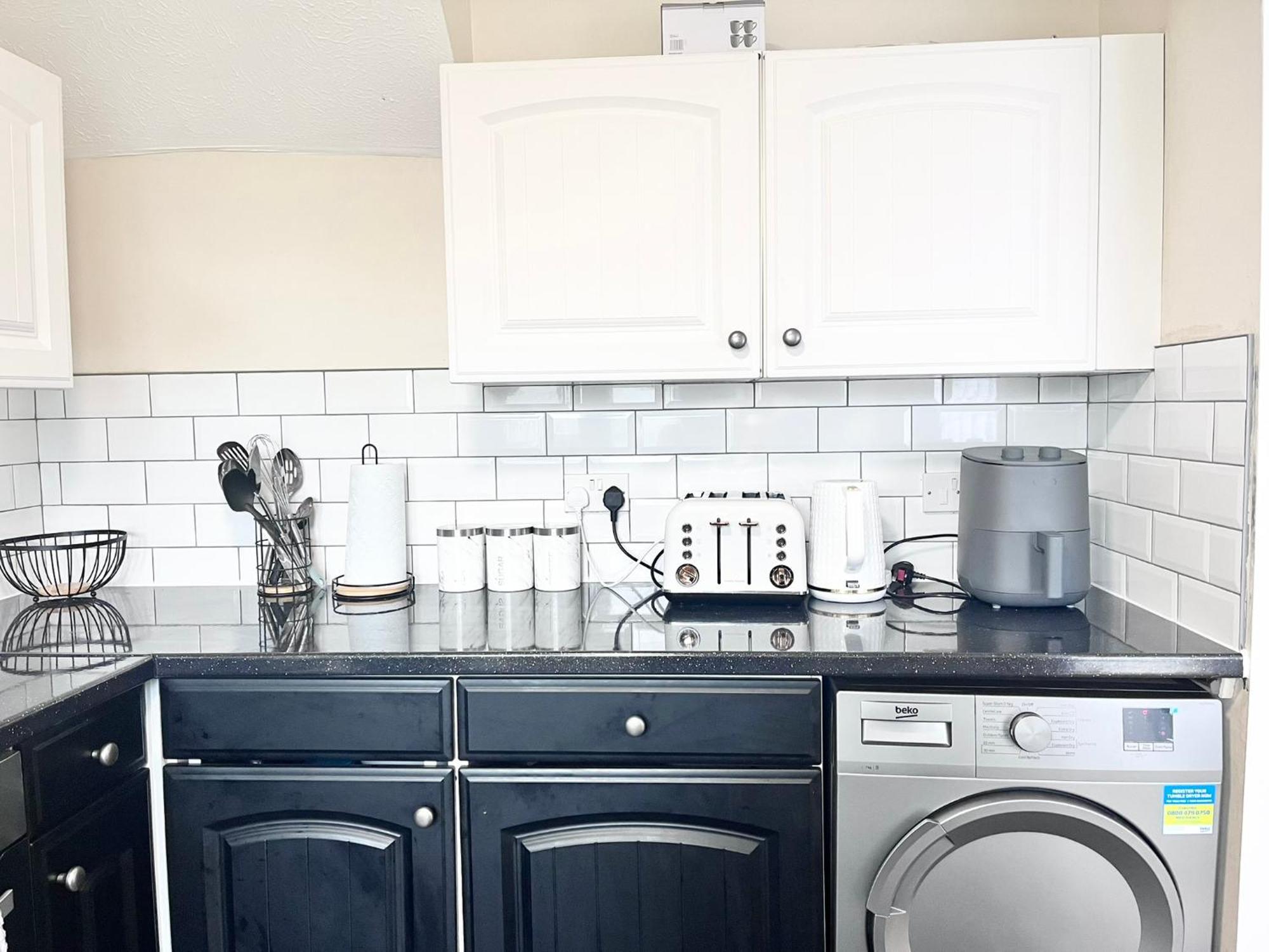 Lush House Close To Ashford Town Centre With Driveway Екстериор снимка