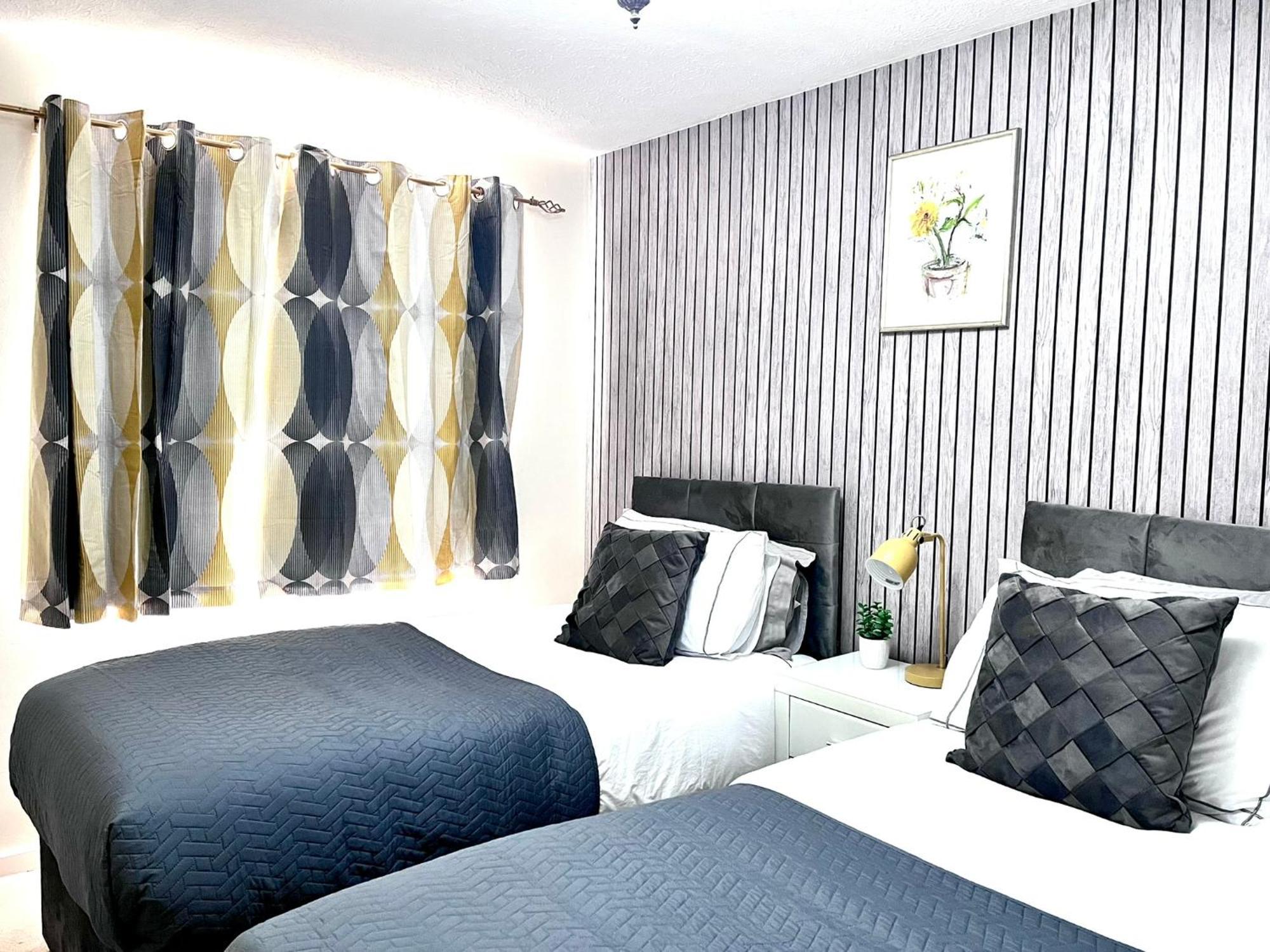 Lush House Close To Ashford Town Centre With Driveway Екстериор снимка