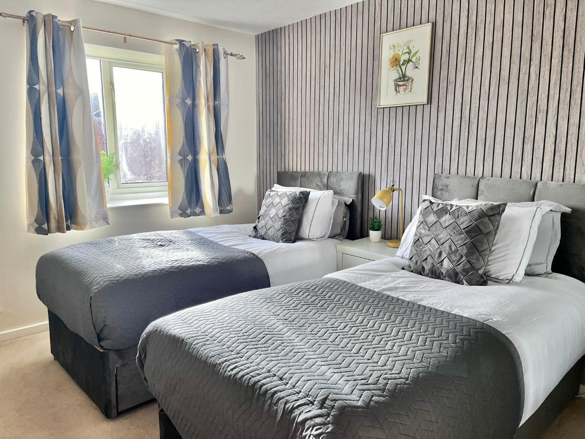 Lush House Close To Ashford Town Centre With Driveway Екстериор снимка