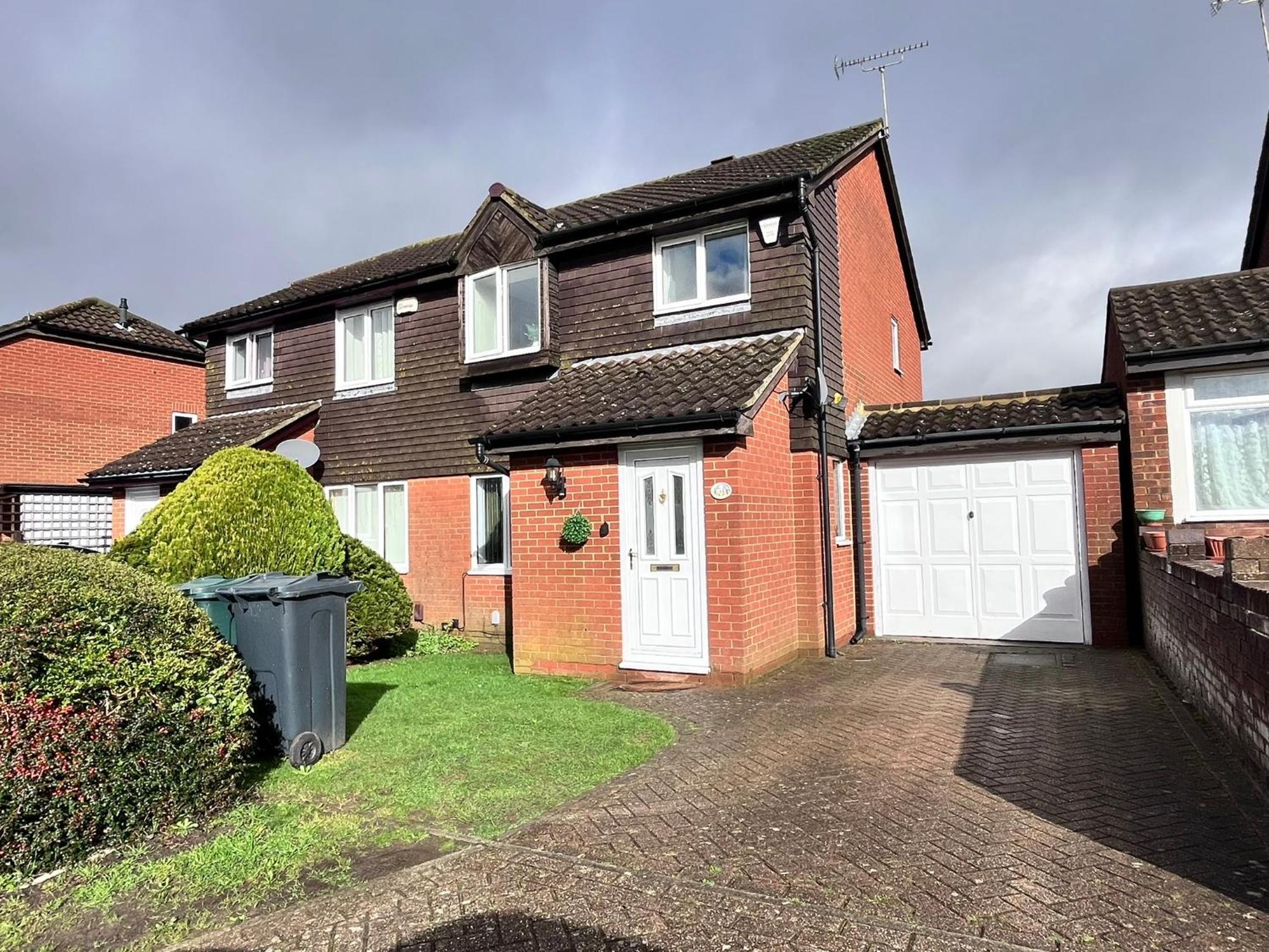 Lush House Close To Ashford Town Centre With Driveway Екстериор снимка