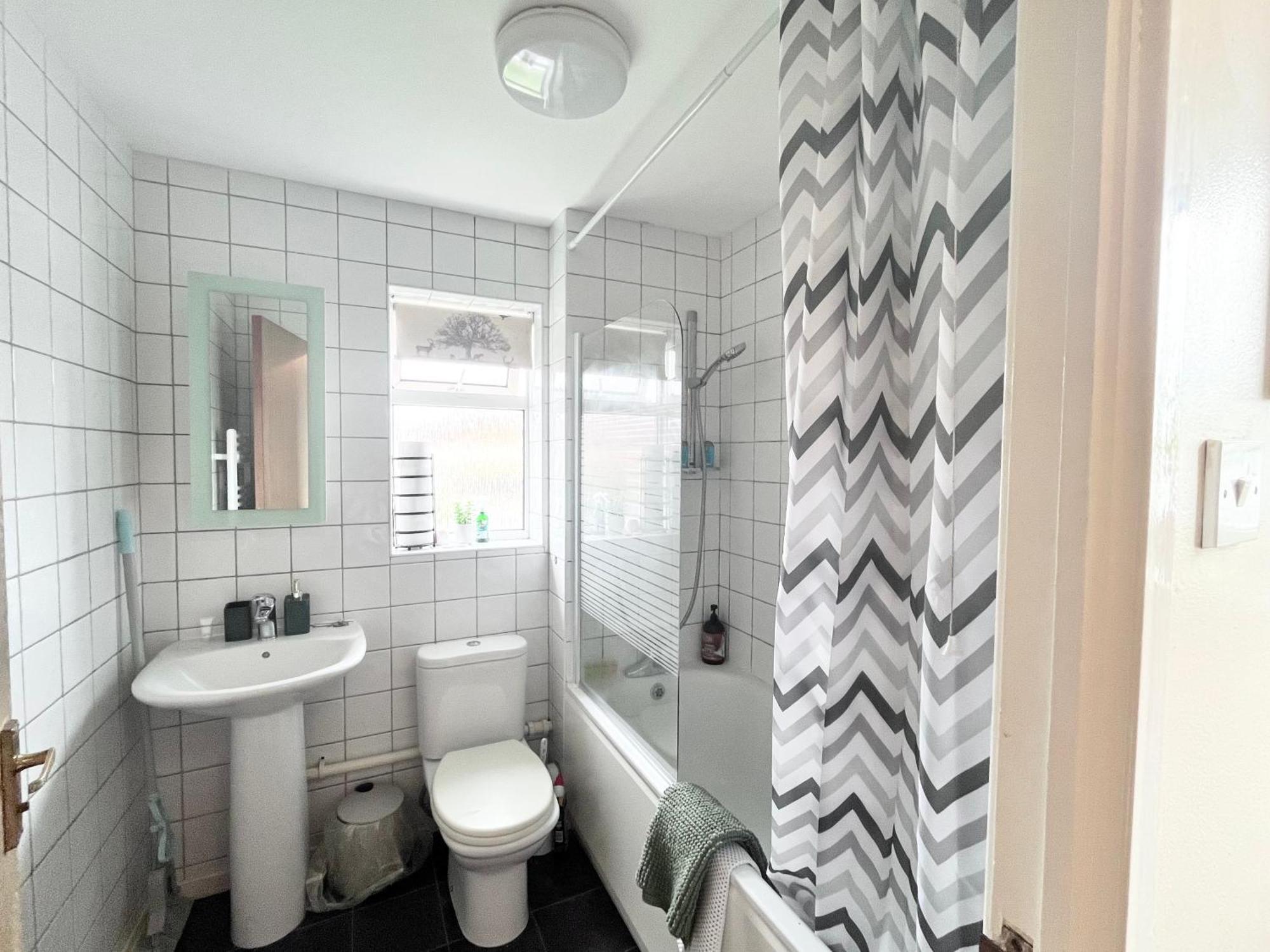 Lush House Close To Ashford Town Centre With Driveway Екстериор снимка