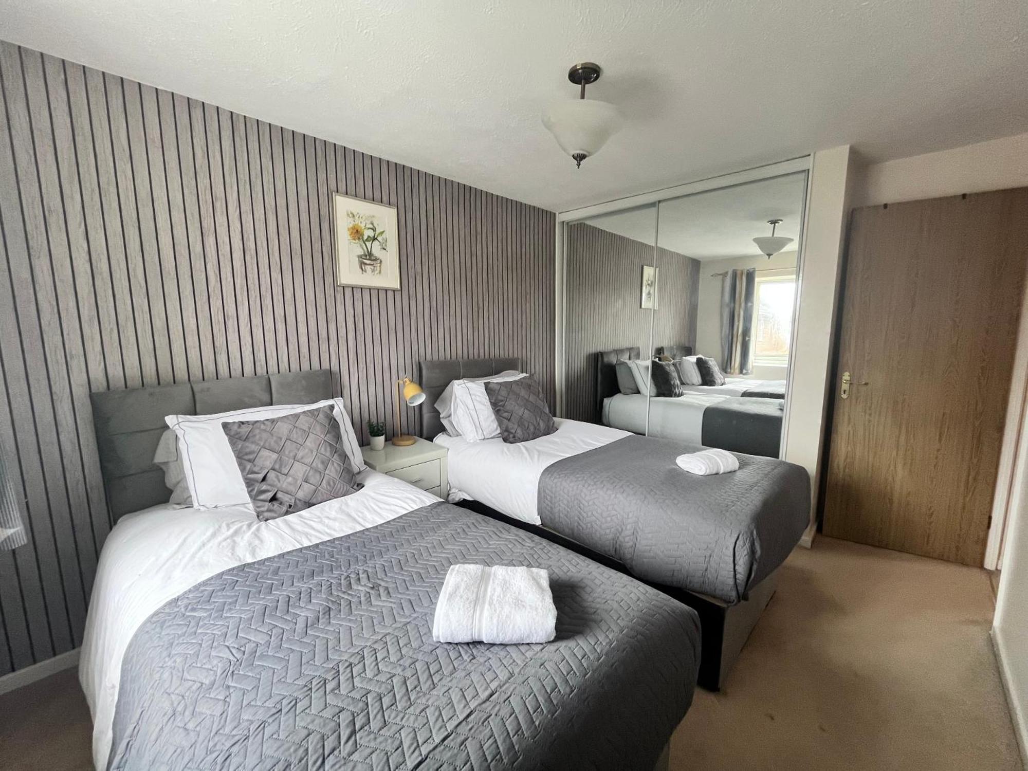 Lush House Close To Ashford Town Centre With Driveway Екстериор снимка