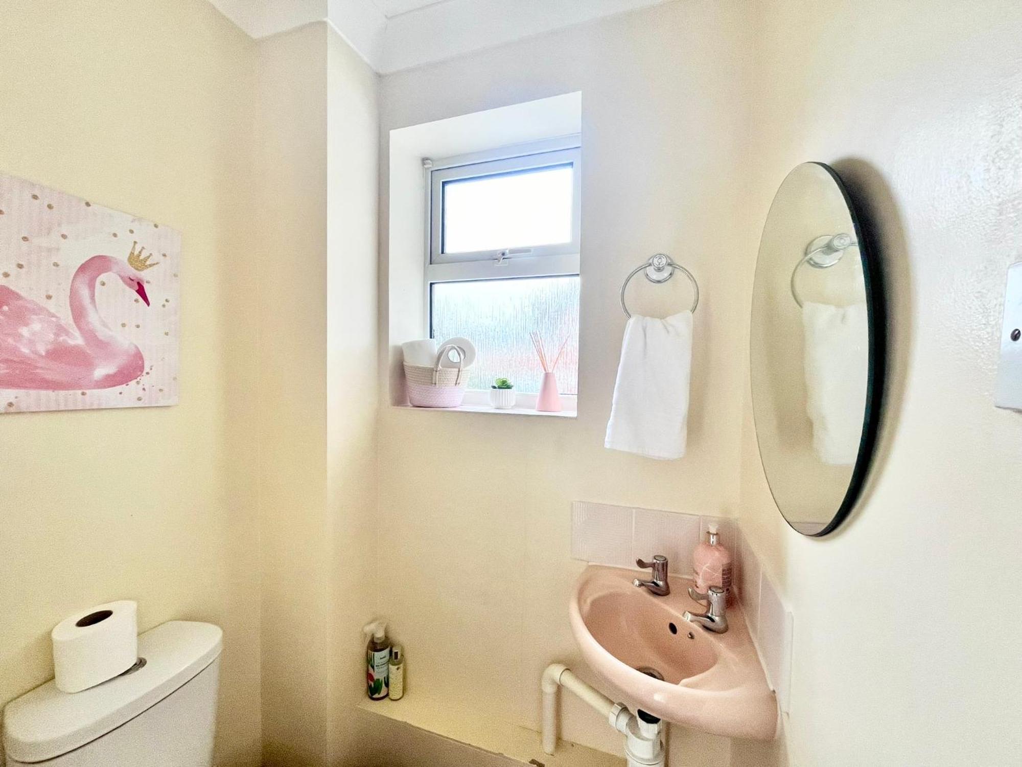 Lush House Close To Ashford Town Centre With Driveway Екстериор снимка