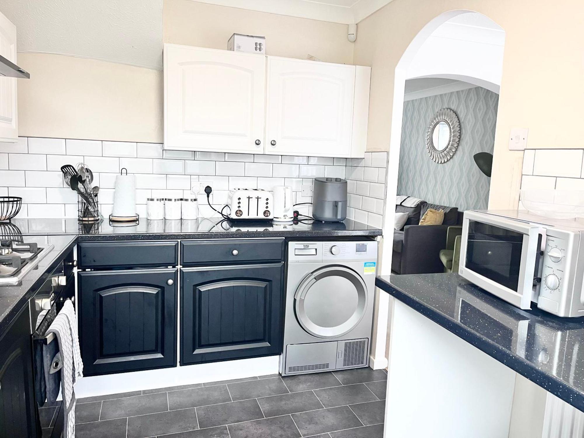 Lush House Close To Ashford Town Centre With Driveway Екстериор снимка