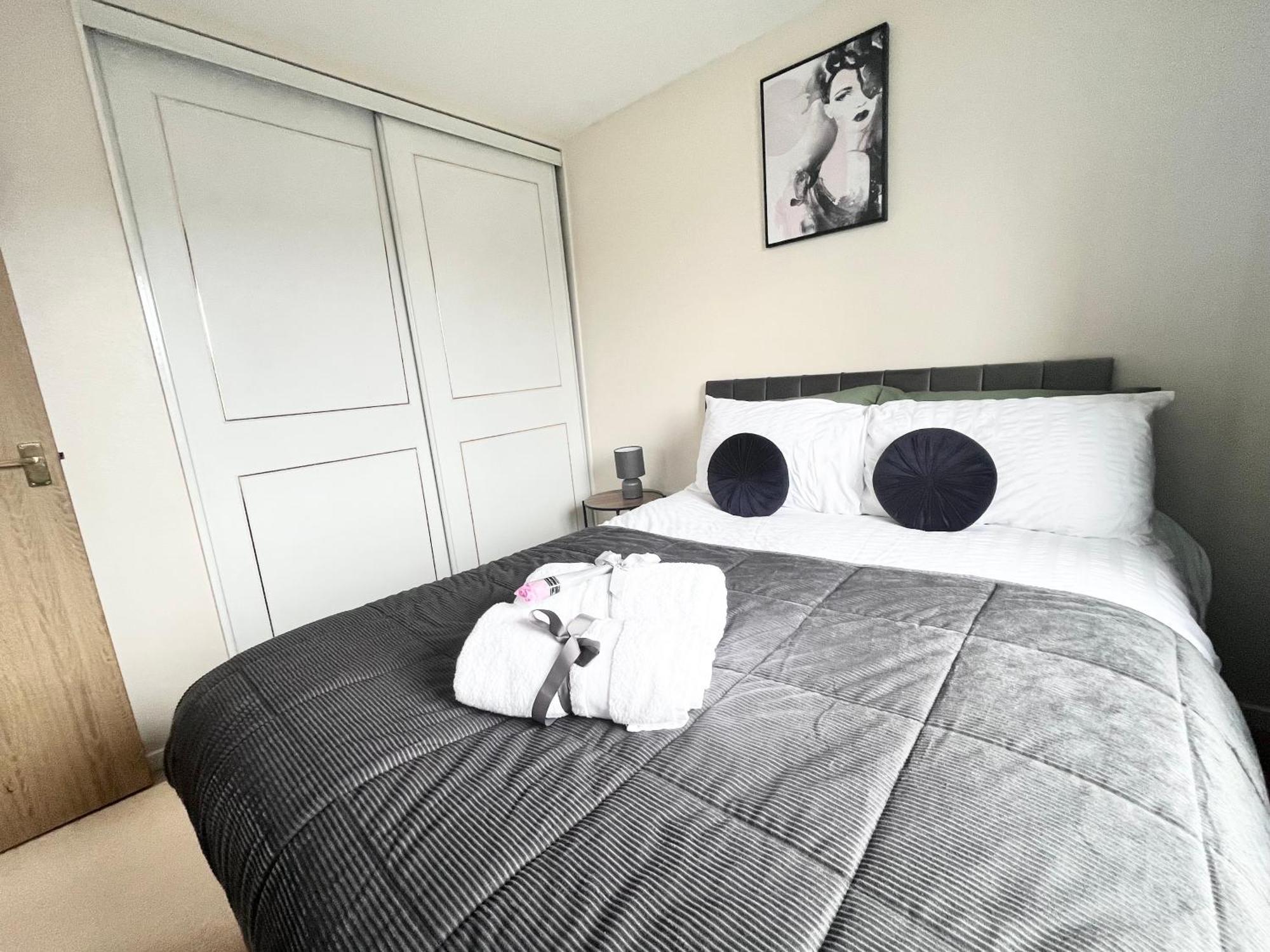 Lush House Close To Ashford Town Centre With Driveway Екстериор снимка