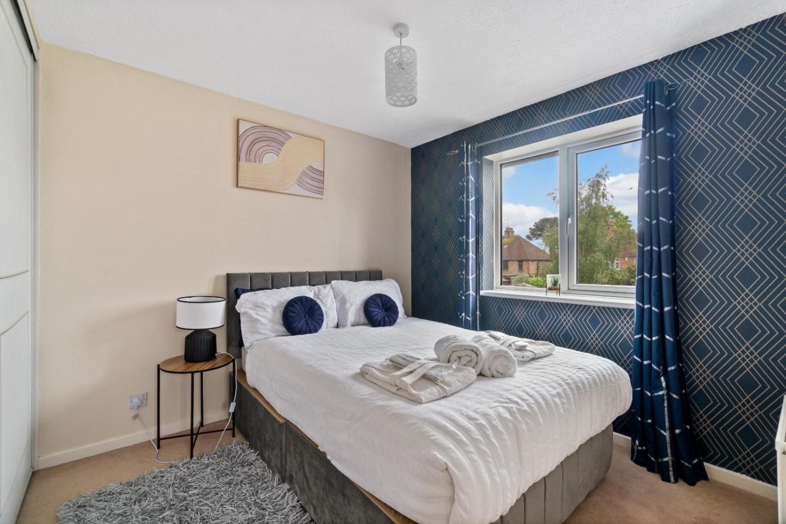 Lush House Close To Ashford Town Centre With Driveway Екстериор снимка