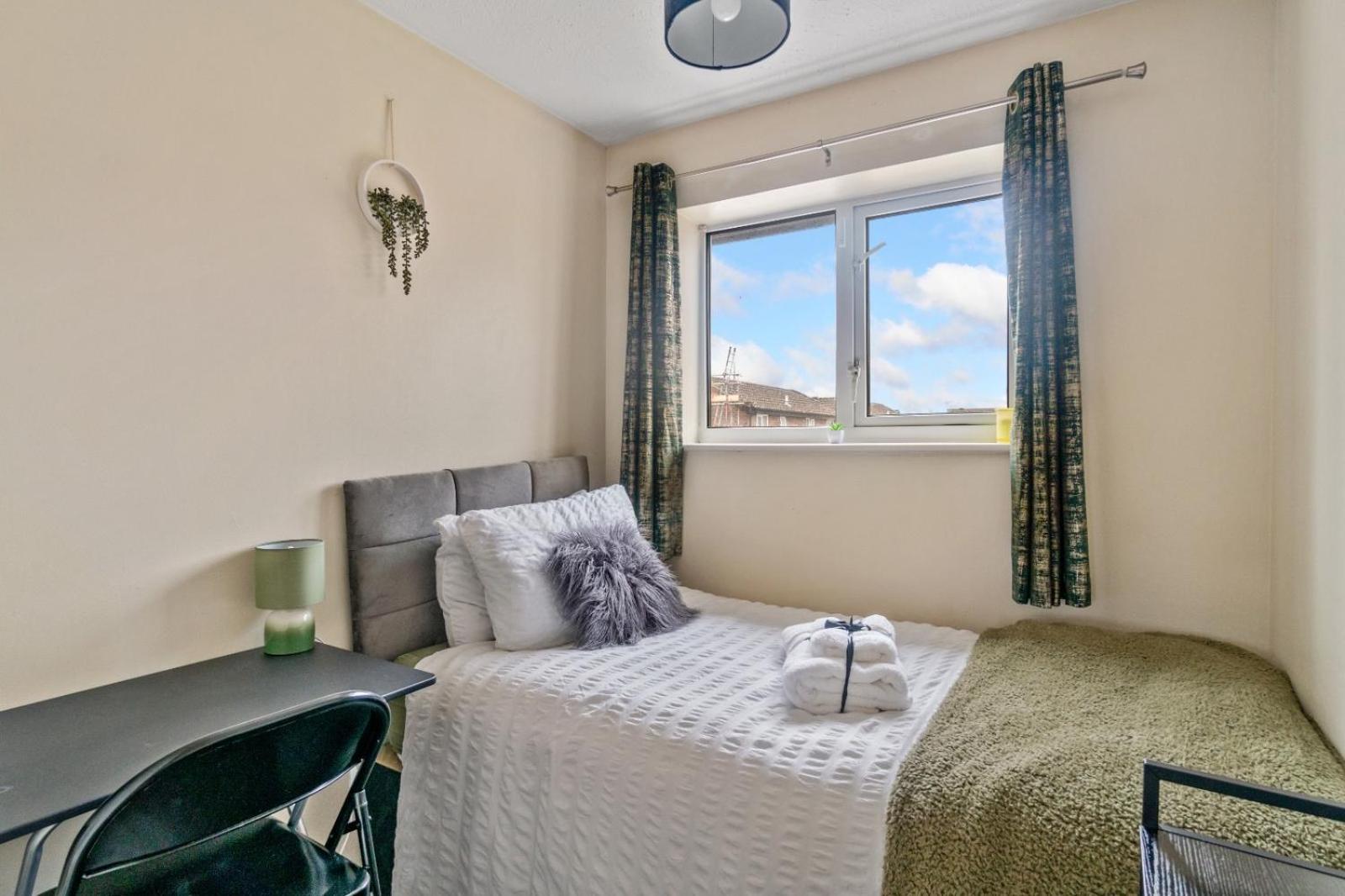 Lush House Close To Ashford Town Centre With Driveway Екстериор снимка
