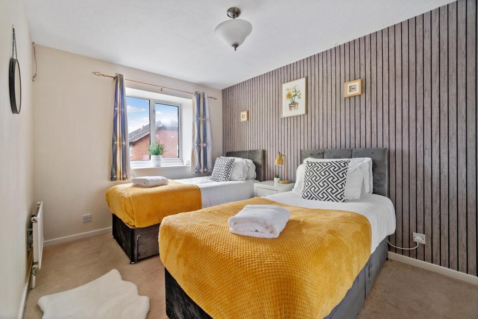 Lush House Close To Ashford Town Centre With Driveway Екстериор снимка